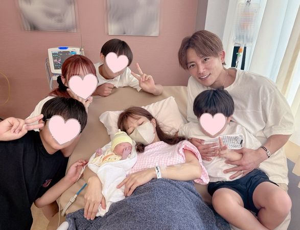 ▲38歲生下「第五胎」！　辻希美曬2女兒合照：相差18歲的姊妹。（圖／翻攝自辻希美IG）