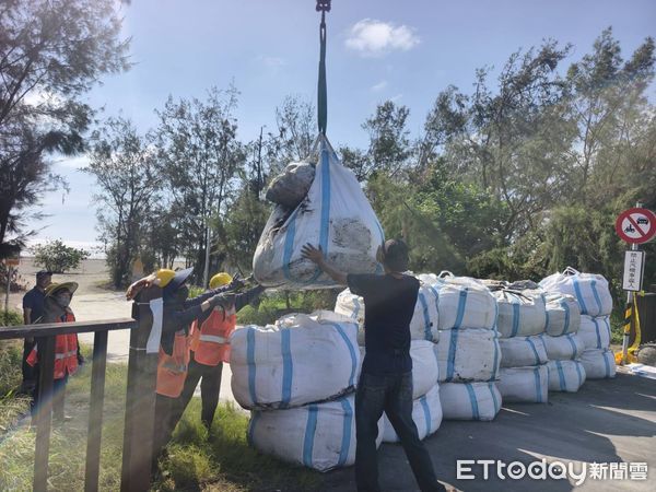▲台南市工務局加緊補封防風林缺口，防止海砂被強風吹上道路影響交通。（記者林東良翻攝，下同）