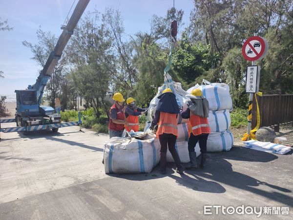 ▲台南市工務局加緊補封防風林缺口，防止海砂被強風吹上道路影響交通。（記者林東良翻攝，下同）