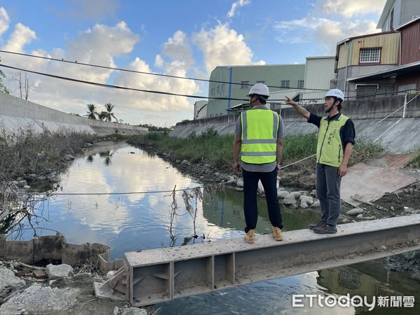 ▲台南市工務局加緊補封防風林缺口，防止海砂被強風吹上道路影響交通。（記者林東良翻攝，下同）