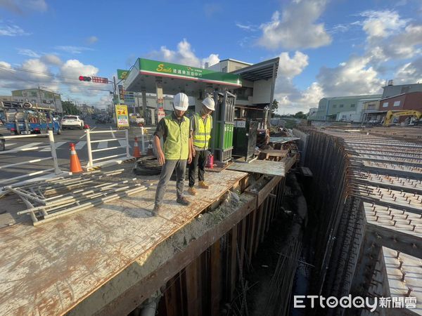 ▲台南市工務局加緊補封防風林缺口，防止海砂被強風吹上道路影響交通。（記者林東良翻攝，下同）