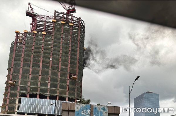 ▲▼台北車站前雙星大樓施工冒黑煙，警消到場後已控制火勢。（圖／記者陳煥丞翻攝）