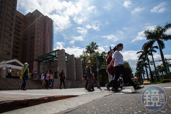 氣象署在臉書發文解釋颱風警報發布的條件時機與目的。（本刊資料照）