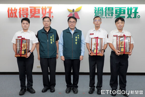▲台南市長黃偉哲接受全國救護技術員冠軍顏維廷轉呈冠軍獎座。（圖／記者林東良翻攝，下同）
