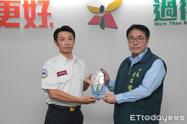 ▲台南市長黃偉哲接受全國救護技術員冠軍顏維廷轉呈冠軍獎座。（圖／記者林東良翻攝，下同）