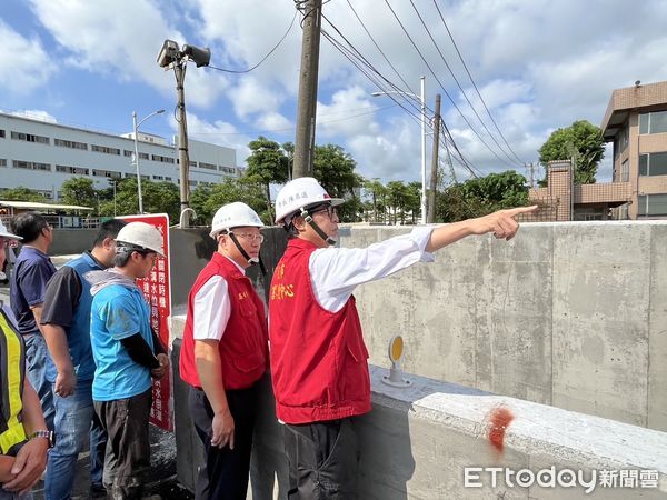 ▲▼陳其邁趕颱風前夕，視察水利設施備戰防颱。（圖／記者賴文萱翻攝）