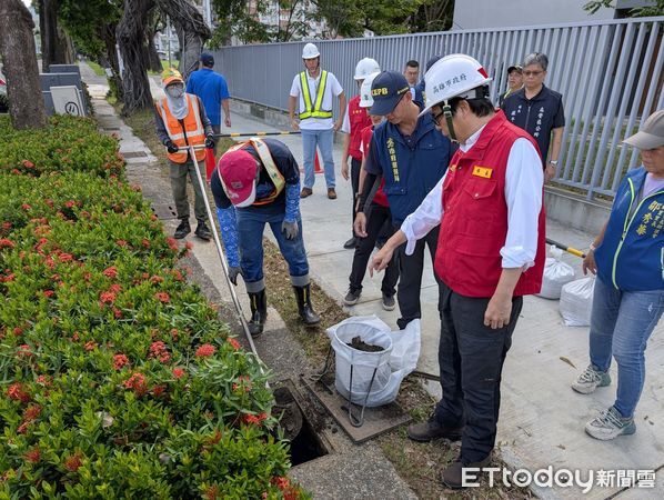 ▲▼陳其邁趕颱風前夕，視察水利設施備戰防颱。（圖／記者賴文萱翻攝）