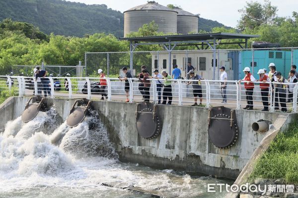 ▲▼陳其邁趕颱風前夕，視察水利設施備戰防颱。（圖／記者賴文萱翻攝）