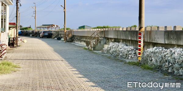 ▲黃偉哲市長傍晚前往七股西寮巡視颱風防災整備，全力守護居民安全。（記者林東良翻攝，下同）