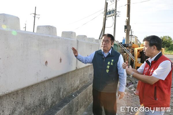 ▲黃偉哲市長傍晚前往七股西寮巡視颱風防災整備，全力守護居民安全。（記者林東良翻攝，下同）