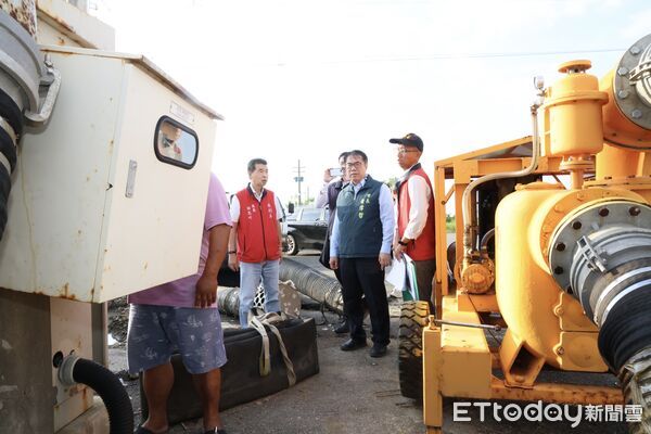 ▲黃偉哲市長傍晚前往七股西寮巡視颱風防災整備，全力守護居民安全。（記者林東良翻攝，下同）