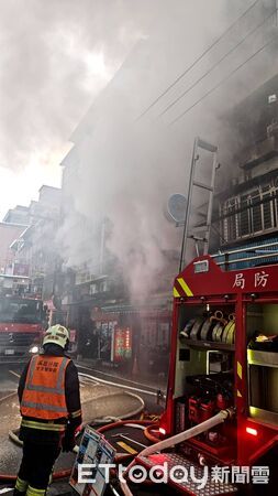 ▲▼板橋火警救出3人，1人無呼吸送醫             。（圖／民眾提供）