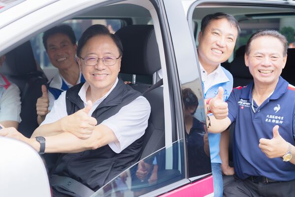 ▲桃園市長張善政今天下午出席大園區「大園區暨新屋區桃小巴通車典禮」，立委涂權吉、市議員徐其萬等人也陪同。（圖／市府新聞處提供）