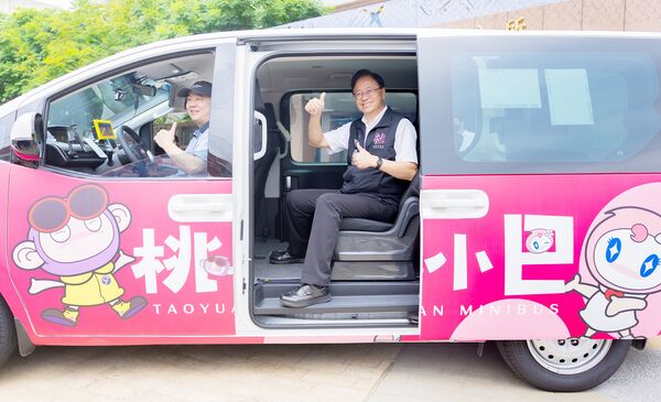 ▲桃園市長張善政今天出席「大園區暨新屋區桃小巴通車典禮」，預計明天正式上路服務沿海鄉親。（圖／市府新聞處提供）