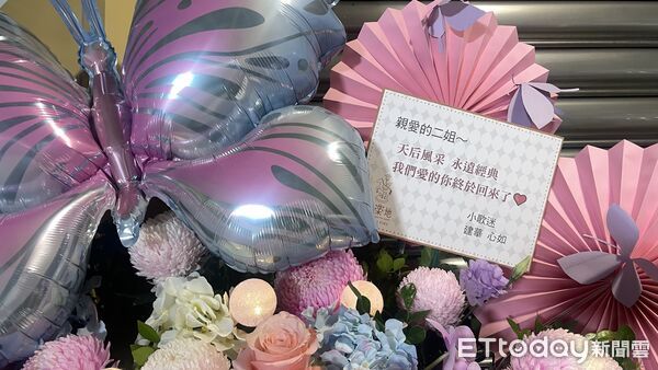 ▲▼江蕙演唱會現場花籃滿滿。（圖／記者翁子涵攝）