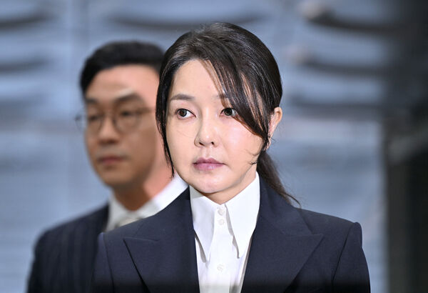 ▲▼南韓前第一夫人金建希12日前往首爾中央地方法院出庭，結束後低頭沉默。（圖／路透）