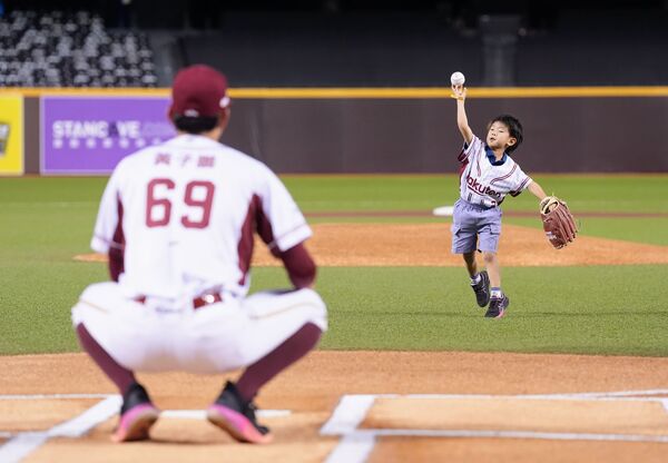 ▲▼黃子鵬與兒子花米開球。（圖／樂天桃猿提供）