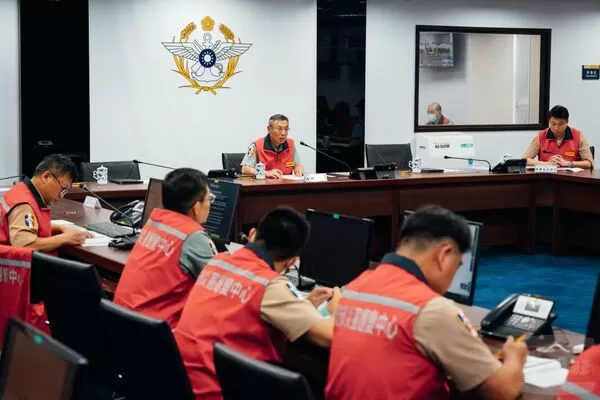 ▲中颱楊柳進逼，國防部今（12日）下午3時配合中央災害應變中心，完成一級開設，由副參謀總長陳忠文中將主持第一次管制會議。（圖／軍聞社提供）