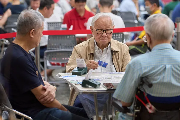 ▲▼94歲張忠謀現身「橋藝大賽」近況曝光　曾與比爾蓋茲、巴菲特過招。（圖／政大）