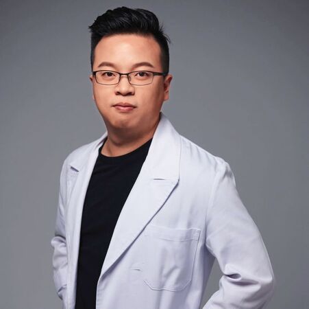 前元和雅醫師柯安達否認恐嚇元和雅，還在個人社群PO出多張診間遭駭患者照片自清，但即便他打上馬賽克，恐仍觸犯妨害祕密罪。（翻攝柯安達臉書）