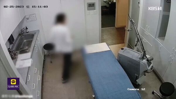 韓國首爾整形外科診所使用的中國製監視器前年遭駭客入侵，患者脫衣畫面被放到色情網站供人觀看，受害者不乏知名藝人。（翻攝YouTube＠KBS News）