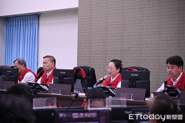 ▲▼花蓮縣長徐榛蔚坐鎮災害應變中心召開災前整備會議，並與行政院長卓榮泰進行視訊報告。（圖／花蓮縣政府提供，下同）