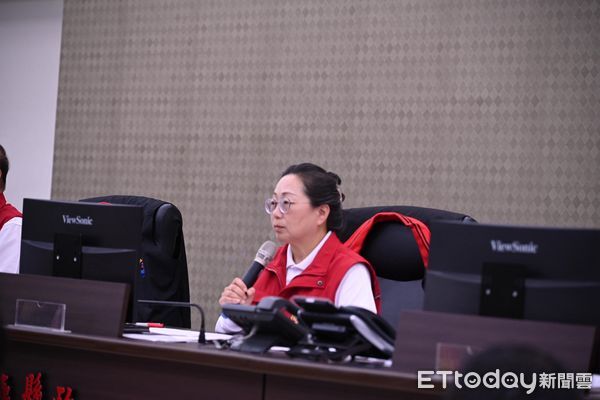 ▲▼花蓮縣長徐榛蔚坐鎮災害應變中心召開災前整備會議，並與行政院長卓榮泰進行視訊報告。（圖／花蓮縣政府提供，下同）