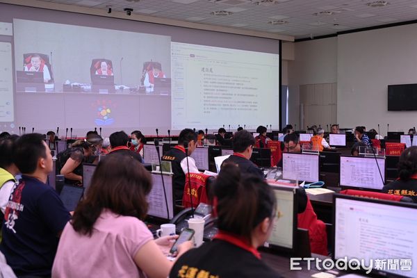▲▼花蓮縣長徐榛蔚坐鎮災害應變中心召開災前整備會議，並與行政院長卓榮泰進行視訊報告。（圖／花蓮縣政府提供，下同）