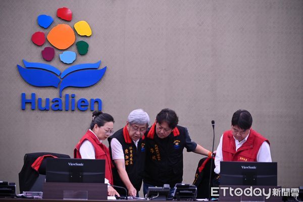 ▲▼花蓮縣長徐榛蔚坐鎮災害應變中心召開災前整備會議，並與行政院長卓榮泰進行視訊報告。（圖／花蓮縣政府提供，下同）