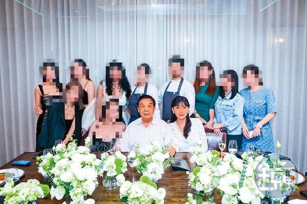 仙塔去年參加富商豪華餐宴，就坐在王廣德旁的C位。（讀者提供）