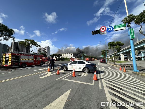 ▲新北八里工廠大火，濃煙直竄天際。（圖／記者陳以昇翻攝）