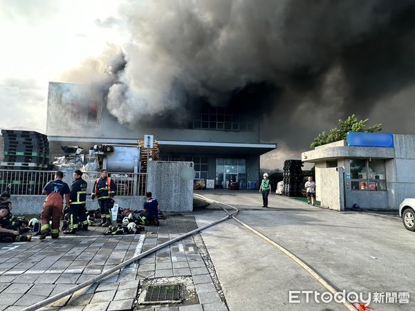 ▲新北八里工廠大火，濃煙直竄天際。（圖／記者陳以昇翻攝）