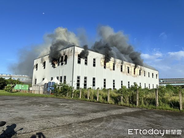▲新北八里工廠大火，濃煙直竄天際。（圖／記者陳以昇翻攝）