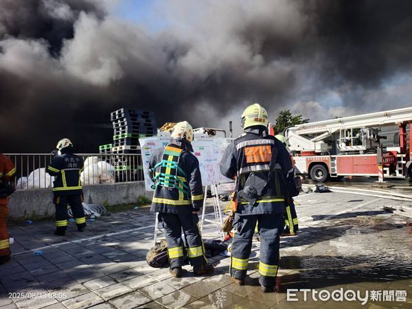 ▲新北八里工廠大火，濃煙直竄天際。（圖／記者陳以昇翻攝）