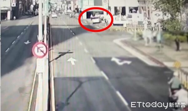 ▲新莊分局前車禍，1女遭輾送醫急救。（圖／記者陳以昇翻攝）