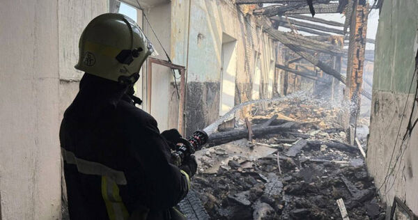 俄羅斯空襲烏克蘭克羅皮夫尼茨基後，消防員緊急撲滅火災。（圖／達志／美聯社）