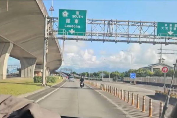 ▲▼普通重型機車違規上國5被拍下。（圖／擷取自《宜蘭知識＋》，下同）