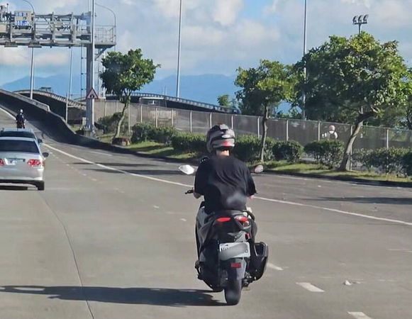 ▲▼普通重型機車違規上國5被拍下。（圖／擷取自《宜蘭知識＋》，下同）