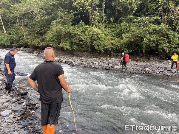 ▲仁愛警方於武界冒險涉溪救援，讓6名山友平安脫困。（圖／記者高堂堯翻攝）