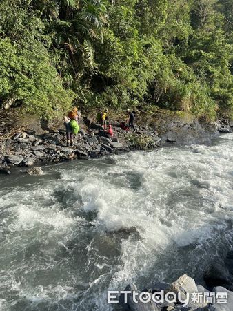 ▲仁愛警方於武界冒險涉溪救援，讓6名山友平安脫困。（圖／記者高堂堯翻攝）