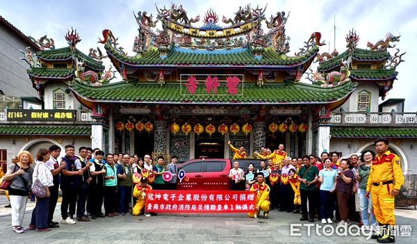 ▲冠坤電子捐贈災情勘查車，由台南市副市長葉澤山代表受贈。（記者林東良翻攝，下同）