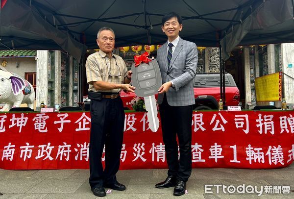 ▲冠坤電子捐贈災情勘查車，由台南市副市長葉澤山代表受贈。（記者林東良翻攝，下同）