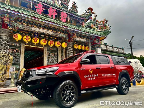 ▲冠坤電子捐贈災情勘查車，由台南市副市長葉澤山代表受贈。（記者林東良翻攝，下同）