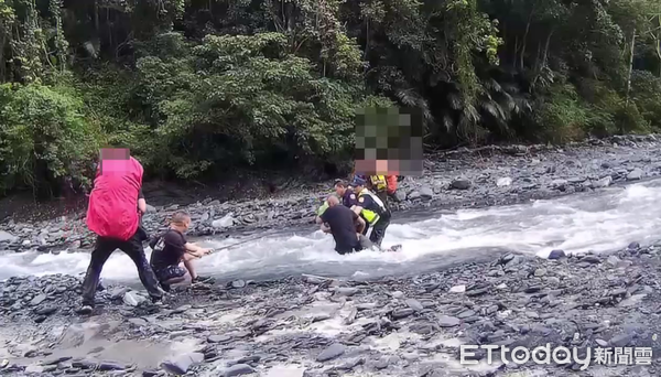 ▲李姓女性山友因體力不支，加上溪流湍急，雙腳一度懸空。（圖／記者高堂堯翻攝）