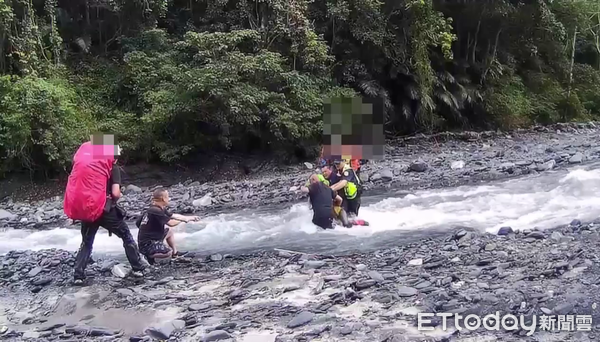 ▲李姓女性山友因體力不支，加上溪流湍急，雙腳一度懸空。（圖／記者高堂堯翻攝，下同）