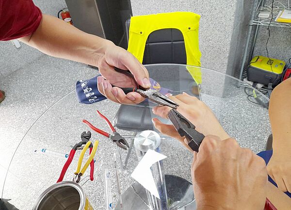 ▲桃園市八德區一名高中生無名指長期配戴銀質戒指，因卡住紅腫今晨向八德大湳消防分隊求助。（圖／大湳分隊提供）