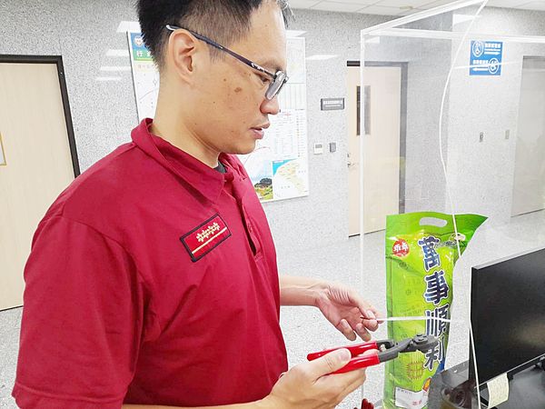 ▲桃園市八德區一名高中生無名指長期配戴銀質戒指，因卡住紅腫今晨向八德大湳消防分隊求助，警消以特殊鋼剪剪斷戒指。（圖／大湳分隊提供）