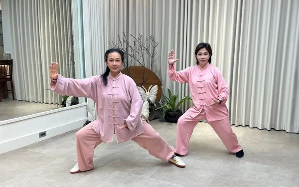 ▲小彤(右)形容李佩懿老師是武林高手。（圖／馬可孛羅公關）