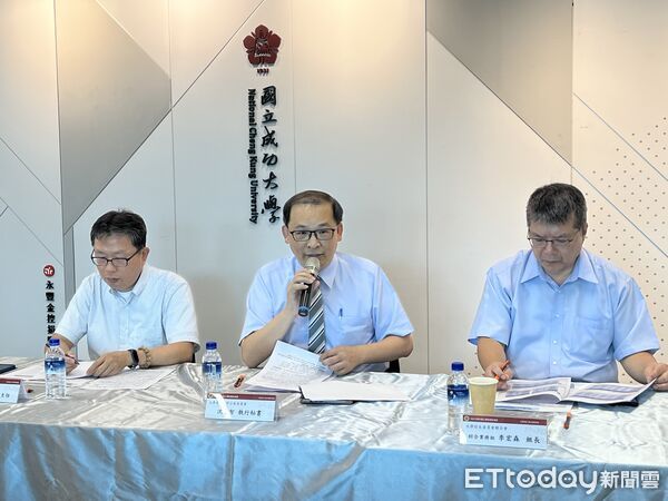 ▲▼考分會執行秘書沈聖智（中）指出，建臺高中共有27人報考，22人完成登記，共有20人錄取，有5人上國立大學。（圖／記者許敏溶攝）