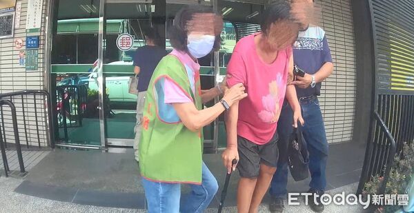 ▲東港警分局員警會同救護人員送郭婦就醫。（圖／記者陳崑福翻攝）